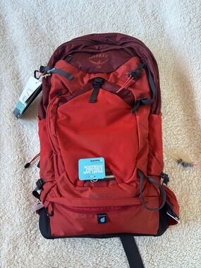 OSPREY Manta 24L Backpack in Brick Red